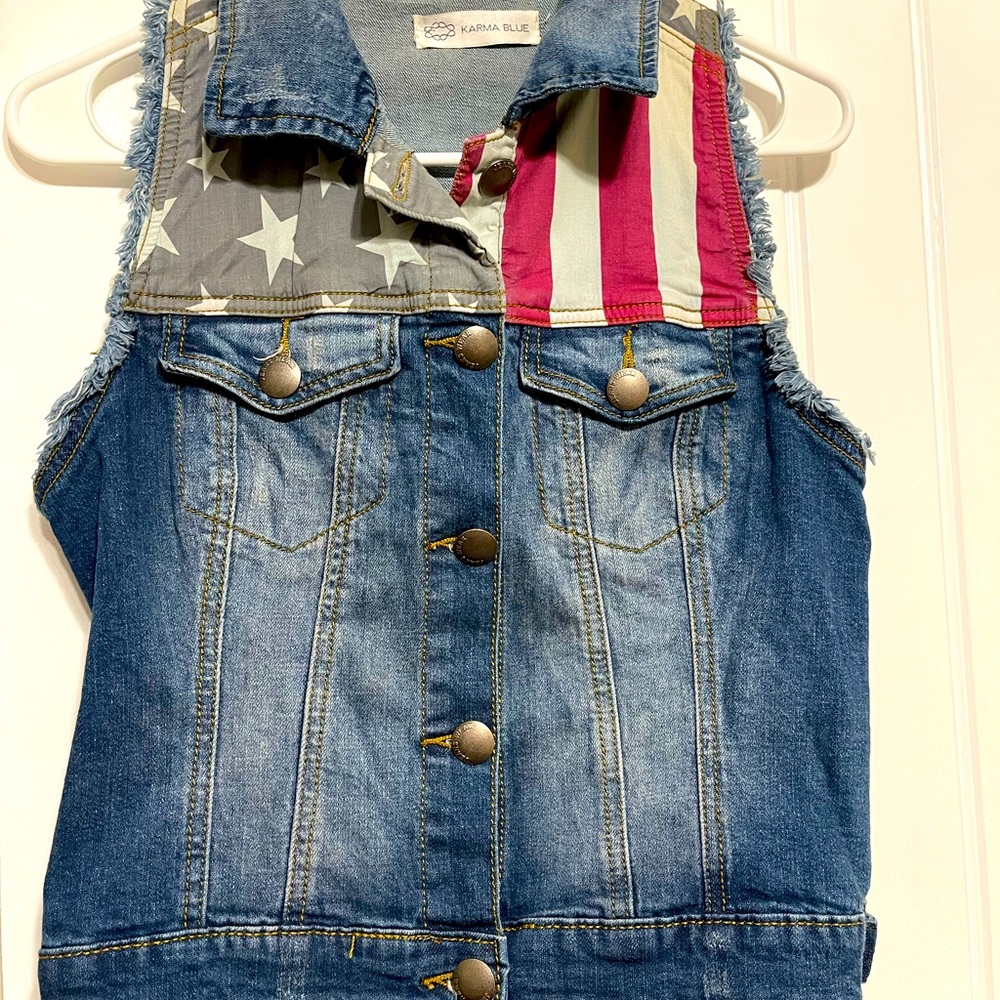 Red white and blue sleeve less jacket
